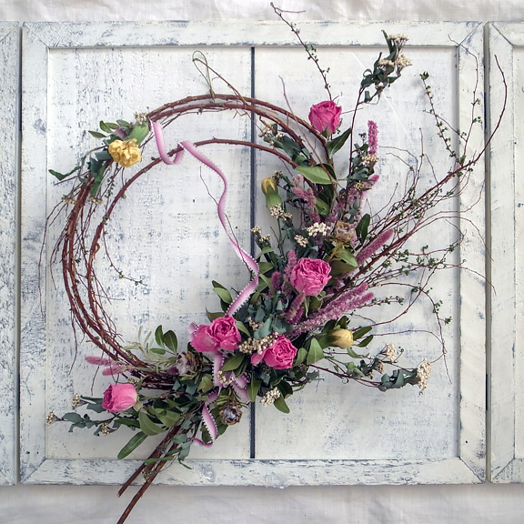 1dayドライフラワー教室 4月 春色 バラとカーネーションのリース 1dayドライフラワー教室 4月 春色 バラとカーネーションのリース